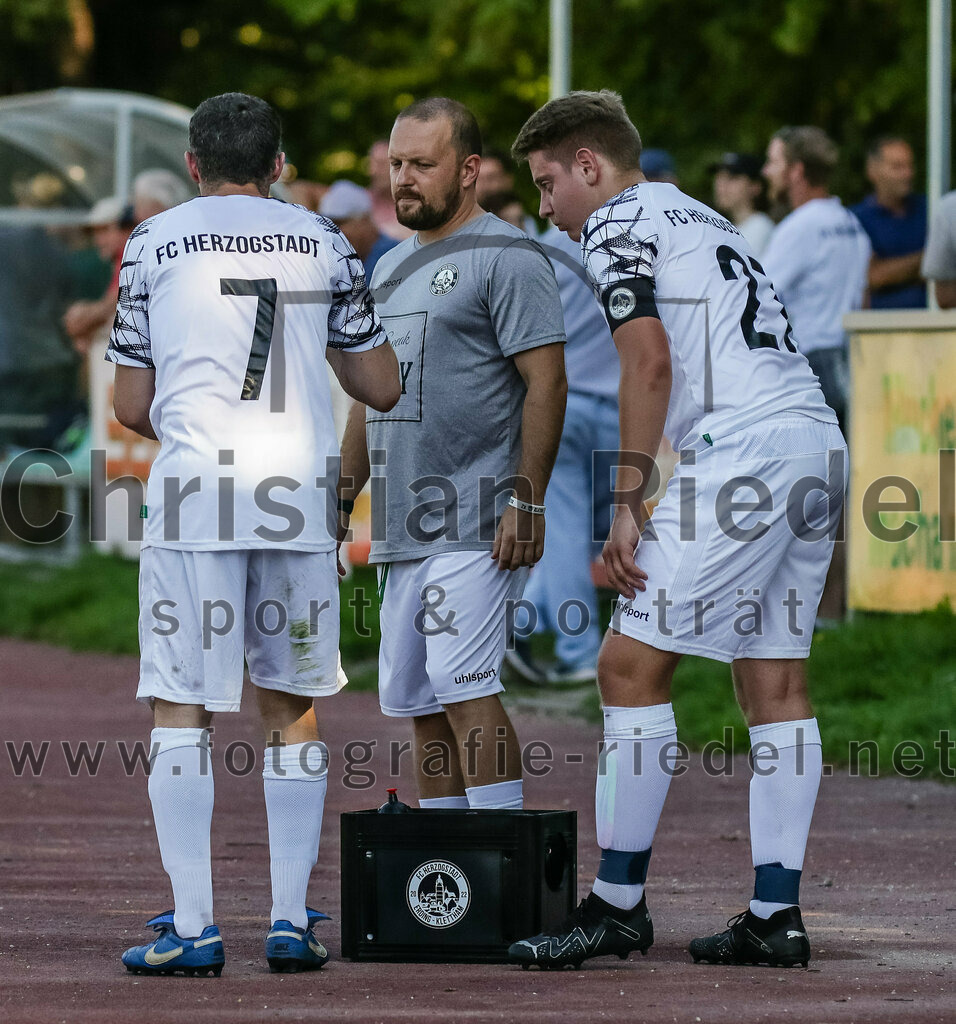 2023-09-09_086_FC_Herzogstadt_II_gegen_SG_Hoerlkofen_Woerth | Erding, Deutschland, 09.09.2023:
Fußball, A-Klassel 2023 / 2024, 6. Spieltag, FC Herzogstadt II gegen SG Hörlkofen/Wörth, Endergebnis: 1:2

Dacian Cozea (FC Herzogstadt, #7), Trainer Andreas Ostermair (FC Herzogstadt), Thomas Hertel (FC Herzogstadt, #27)

Foto: Christian Riedel / fotografie-riedel.net