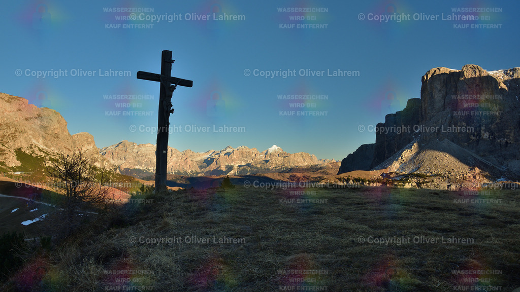 Das Gipfelkreuz vom Bustac | Das Gipfelkreuz auf dem Bustac vor der Sella und dem Grödner Joch im Abendlicht.