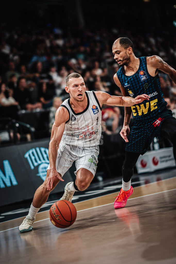 Basketball | Männer | Saison 2024/2025  | easyCredit Basketball Bundesliga | Testspiel | Veolia Towers Hamburg vs. EWE Baskets Oldenburg | 25.08.2024 | v.l. Brae Ivey (#1, Veolia Towers Hamburg) zieht vorbei an Geno Crandall (#9, EWE Baskets Oldenburg)