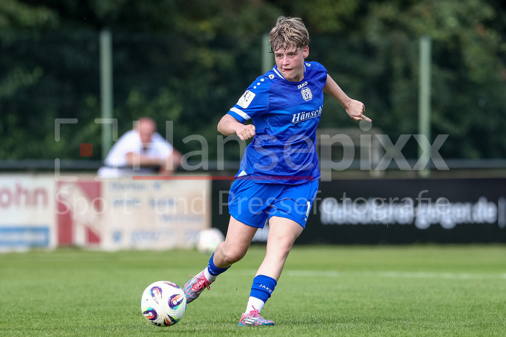 Fussball, Testspiel Frauen, SV Meppen - DSC Arminia Bielefeld | Lea Mauly (SV Meppen, 19) am Ball, Freisteller, Einzelbild, Ganzkörper, Aktion, Action, Spielszene