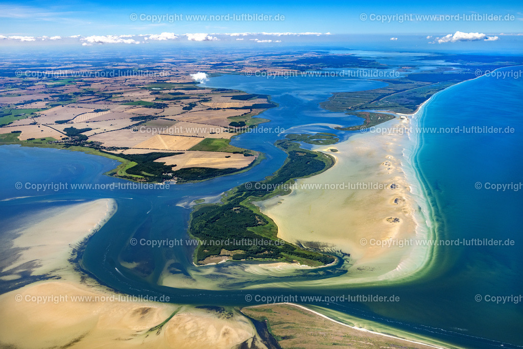 Bock_Insel_Naturschutzgebiet_ELS_8337100822 | GROß MOHRDORF 10.08.2022 Blick auf das Naturschutzgebiet Strandlandschaft und Sanddünen entlang der Ostsee- Küste Großer Werder - Bock im Bundesland Mecklenburg-Vorpommern. // Nature reserve and beach landscape sand dunes along the Baltic Coast Bock in Mecklenburg - Western Pomerania. Foto: Martin Elsen