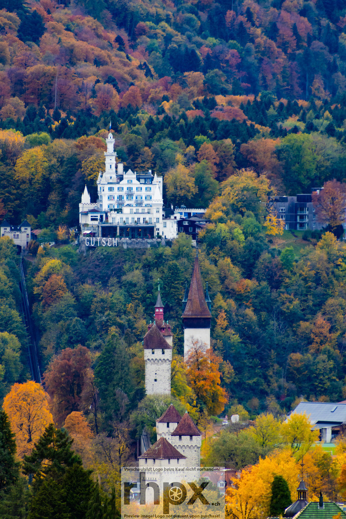 Herbstlicher Blick auf Château Gütsch in Luzern | Stimmungsvolle Fotokunst aus Luzern. Erlebe den Pilatus, den See und die Stadt Luzern in exklusiven Aufnahmen in der Fotogalerie & Shop. - Realisiert mit Pictrs.com