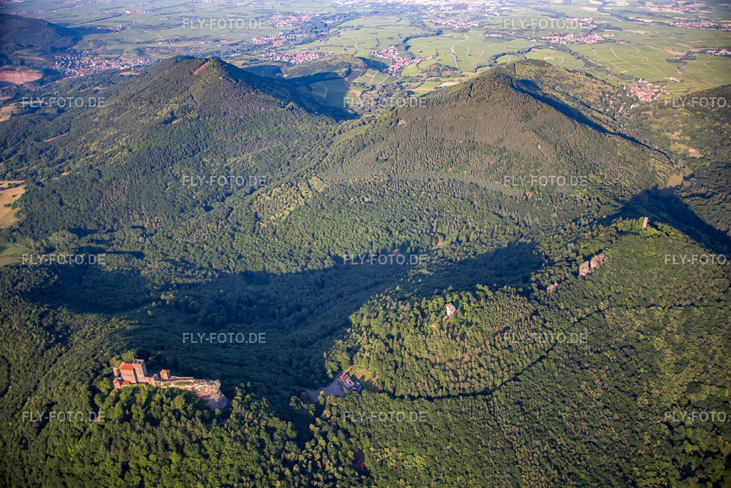 Burg Trifels | Luftbild: Burg Trifels in Annweiler am Trifels im Bundesland Rheinland-Pfalz in Deutschland. Foto: IMG_082659.jpg vom 25.06.2015 durch Werner Riehm/FLY-FOTO.de - Realisiert mit Pictrs.com