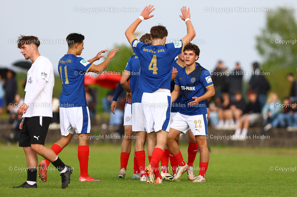 NH_JFVLübeckU19_HolsteinKielU19_SHFVLandespokal_14052026 | #22 Mark Richter Monserrat (Holstein Kiel U19) bejubelt mit seinen Teamkollegen seinen Treffer zum 0:1.Fußball I Junioren I SHFV-Landespokal (A-Junioren) I Saison 2025-2026 I Finale I JFV Lübeck U19 - Holstein Kiel U19 I 14.05.2026 I Uwe-Seeler-Fußball-Park