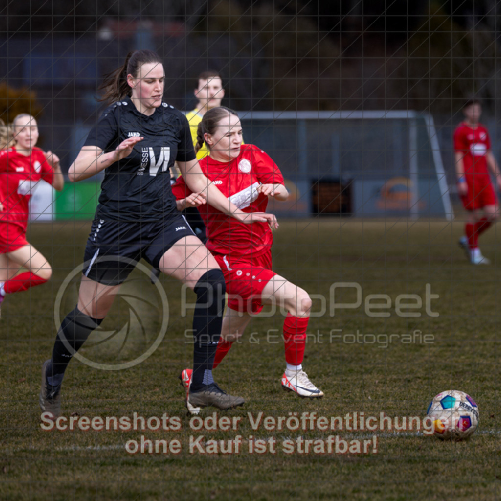 20250223_131215_0057-2 | Lena Paukert (1.FC Donzdorf #12),1.FC Donzdorf (rot) vs. TSV Tettnang (schwarz), Fussball, Frauen-WFV-Pokal Achtelfinale, Saison 2024/2025, Rasenplatz Lautertal Stadion, Süßener Straße 16, 73072 Donzdorf, 23.02.2025 - 13:00 Uhr,Foto: PhotoPeet-Sportfotografie/Peter Harich