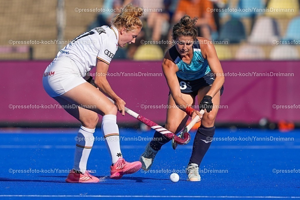 xydrx11082502023 | 11.08.2025, xydrx, Frauen EuroHockey Championship 2025, Gruppenphase, Gruppe B, England - Belgien, Sparkassenpark Mönchengladbach: Michelle Struijk (BEL #17) im Zweikampf gegen Flora Peel (ENG #28)