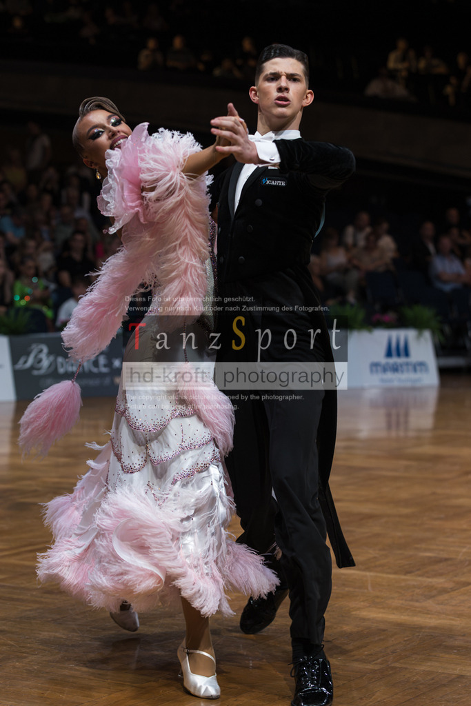 20250820_WDSF Standard Rising Stars R3-3281 | Tanzsportbilder, Standardtanz, Lateintanz, WDSF, DTV, LTVB, dancecomp, goc, hessen tanzt, blaues band der spree, walzer, tango, wiener walzer, slowfox, quickstepp, samba, rumba, cha-cha-cha, paso doble. jive, hd-kroft photography, turniertanzsport