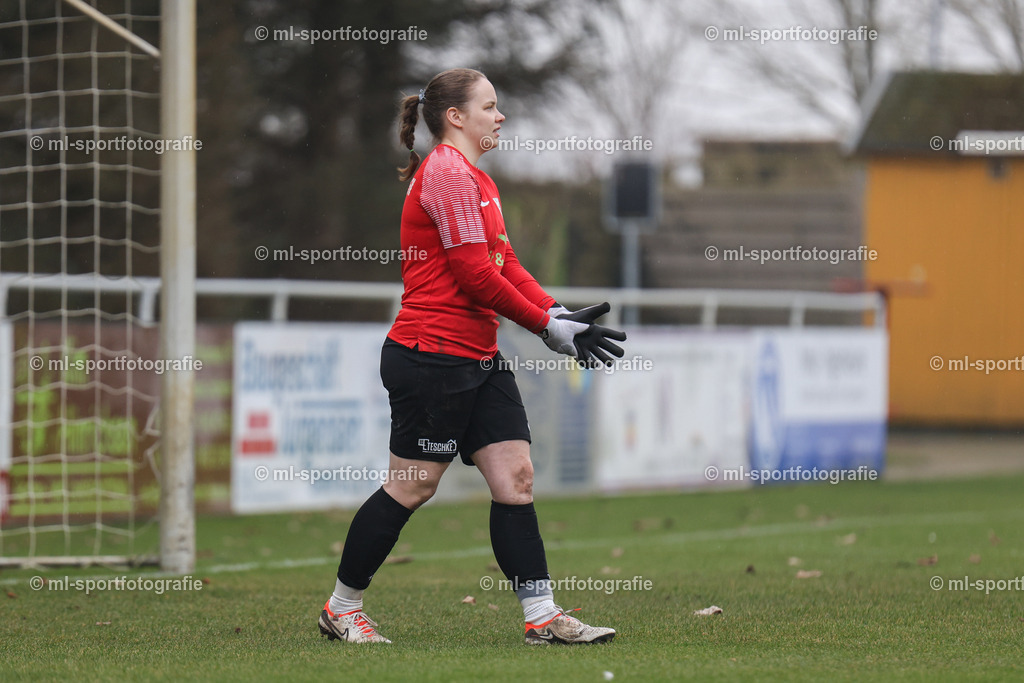 Fußball I Frauen I Saison 2025/2026 I Oberliga Schleswig-Holstein I 12. Spieltag I SV Frisia 03 Risum-Lindholm - Eichholzer SV | Nane Krüger (1, Eichholzer SV) - Realisiert mit Pictrs.com