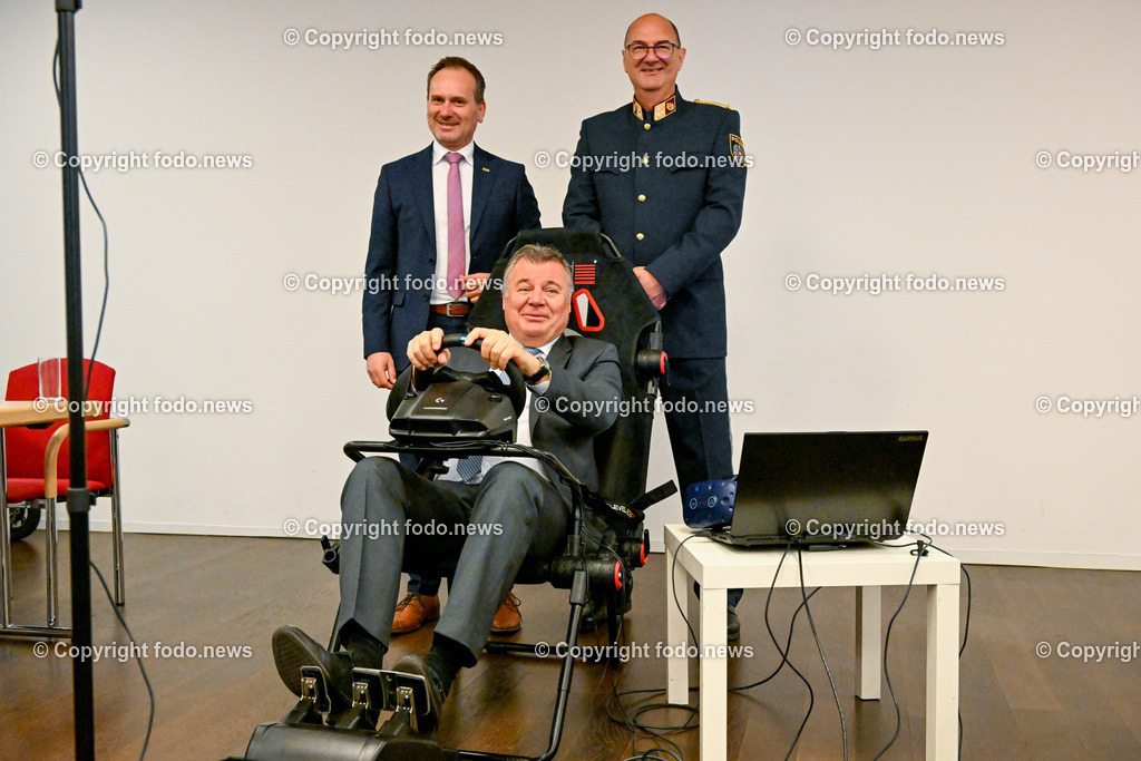 Pressegespräch LR Günther Steinkellner (FP) und ÖAMTC OÖ_ Neuer Virtual-Reality-Fahrsimulator_ 03.05.2023-1 | 03.05.2023, Presseclub Linz, AUT, Pressegespraech LR Guenther Steinkellner (FP) und OEAMTC OOe, Neuer Virtual-Reality-Fahrsimulator für mehr Verkehrssicherheit, im Bild Harald Großauer (Landesdirektor OEAMTC Oberoesterreich), LR Guenther Steinkellner (FP), Klaus Scherleitner (Oberst, Leiter Landesverkehrsabteilung OOe)
