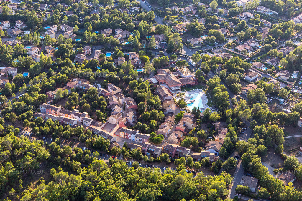 Vue aérienne: Hôtel Domaine de Fayence à Fayence dans le département Var, France. Photo: IMG_129419.jpg prise le 18/09/2021 par Werner Riehm/FLY-FOTO.eu – Résolution de l'original: 5472 x 3648 px