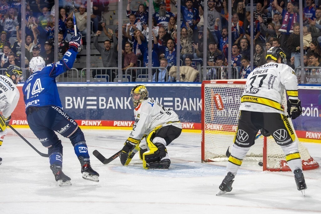 DEL, Deutsche Eishockey Liga Saison 2026/27, 3. Spieltag: Adler Mannheim gegen Krefeld Pinguine | DEL, Deutsche Eishockey Liga Saison 2026/27, 3. Spieltag: Adler Mannheim gegen Krefeld Pinguine / Justin Schütz (74, Mannheim) jubelt über den Treffer zum 1:0 für die Adler durch Patrick Brown (nicht im Bild) - Realisiert mit Pictrs.com