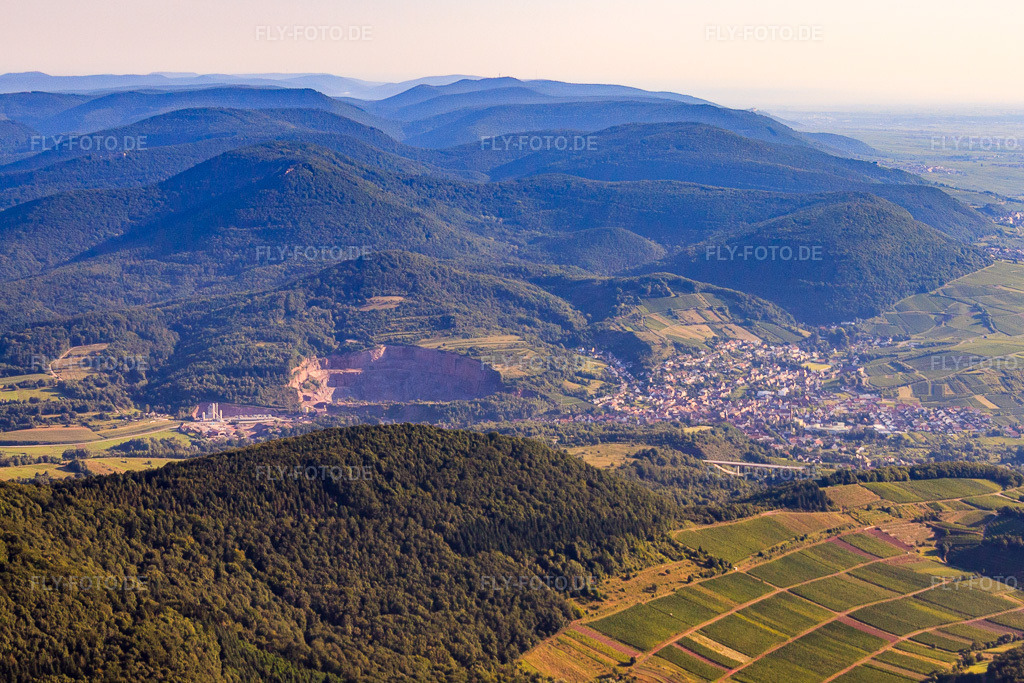 Luftbild: Ortsansicht von Süden in Albersweiler im Bundesland Rheinland-Pfalz in Deutschland. Foto: IMG_30941.jpg vom 07.08.2010 durch Werner Riehm/FLY-FOTO.de