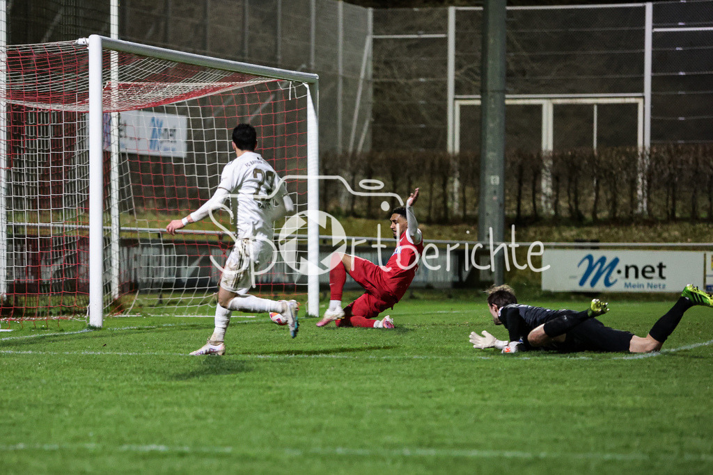 SV Heimstetten - FC Bayern Amateure | Grant-Leon RANOS (FCB #22) umkurvt Maximilian RIEDMUELLER (SVH #1) und schiebt zum 1-5 ein
