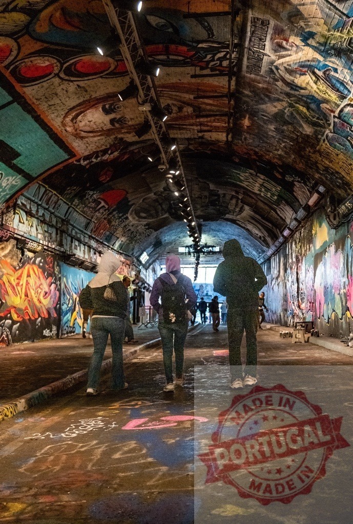 People walking in Leake Street Tunnel graffiti art gallery | People exploring London's dynamic urban street art and graffiti tunnel - Realisiert mit Pictrs.com
