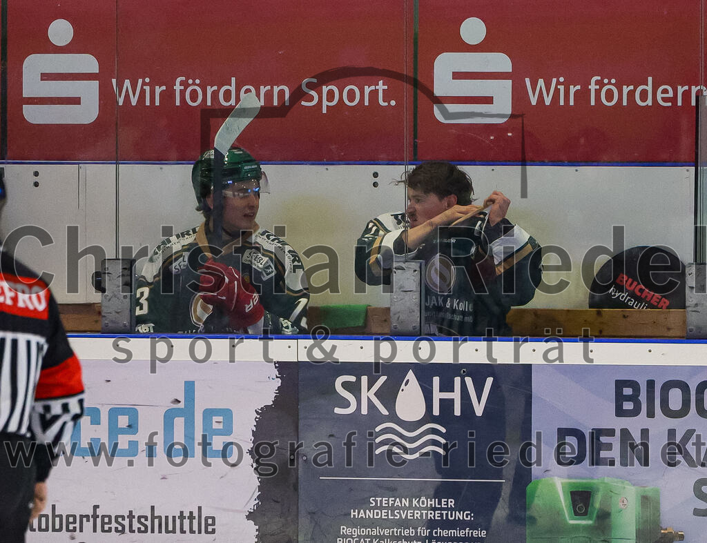 2025-11-16_152_TSV_Erding_gegen_Selber_Woelfe | Erding, Deutschland, 16.11.2025:Eishockey, Oberliga Süd 2025 / 2026, 17. Spieltag, TSV Erding gegen Selber Wölfe, Endergebnis: 3:1Pascal Steck (Erding Gladiators, #73), Erik Modlmayr (Erding Gladiators, #21)Foto: Christian Riedel / fotografie-riedel.net
