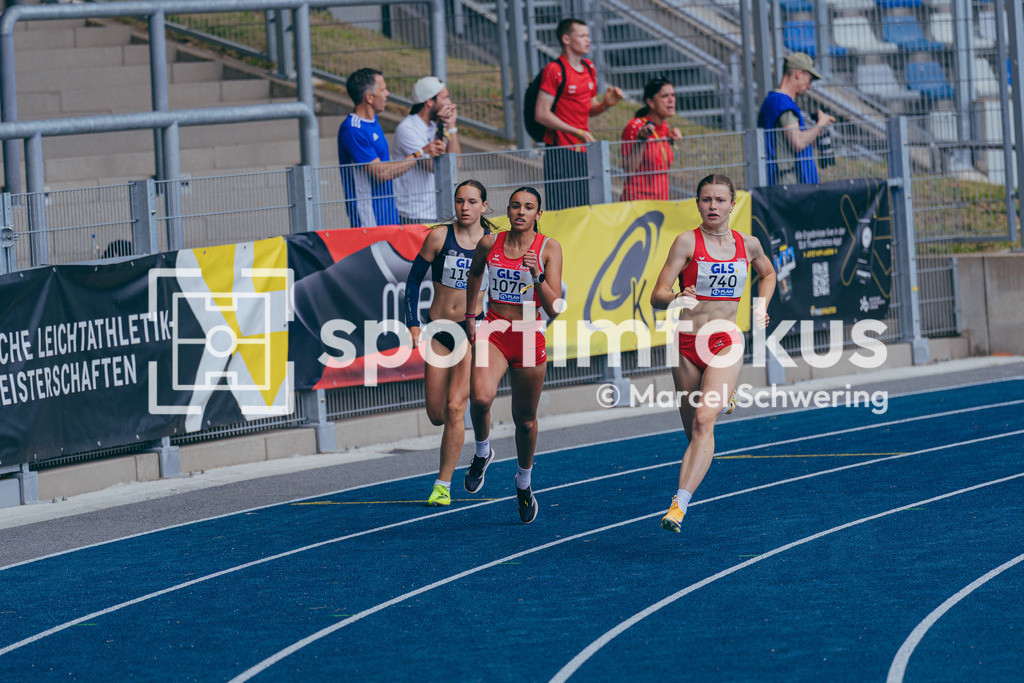 DM U23 U18 Bochum 2026 | Svea Bennoit (Saarland Athletics e.V.), Sara Kohli (ABC Ludwigshafen) und Amke Bolten (MTV Aurich) bei den Deutschen Meisterschaften der U18 &amp; U23 2026 im Lohrheidestadion in Bochum-Wattenscheid. - Realisiert mit Pictrs.com