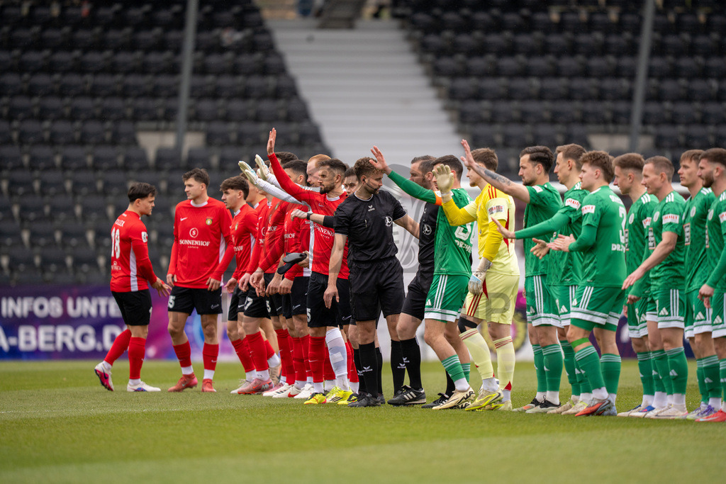 SG Sonnenhof Grossaspach vs. FC 08 Homburg, Fussball, Regionalliga Suedwest, 26. Spieltag, 28.03.2026 | Beide Teams laufen ein mit Schiedsrichter Maximilian Lotz, Assistent Patrick Haustein und Assistent Tobias Lecke,SG Sonnenhof Grossaspach vs. FC 08 Homburg, Fussball, Regionalliga Suedwest, 26. Spieltag, 28.03.2026