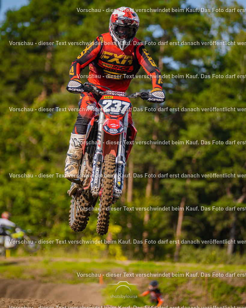 09_21_LM_Schenkenhorst-8226 | Sportfotografin aus Berlin-Brandenburg mit Fokus auf Motocross. Ich halte deine sportliche Leistung und echte Emotionen auf und neben der Strecke professionell fest. Entdecke die Fotos von deinem Rennen und bestelle sie direkt hier im Shop.