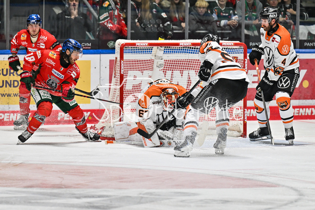 Augsburger Panther - Grizzlys Wolfsburg | in dieser Szene verhindert Hannibal WEITZMANN (Grizzlys Wolfsburg 67) ein Gegentor durch Anthony LOUIS (Augsburger Panther 18) / Torchance / DEL: Augsburger Panther - Grizzlys Wolfsburg; Curt Frenzel Stadion am 10.10.2025