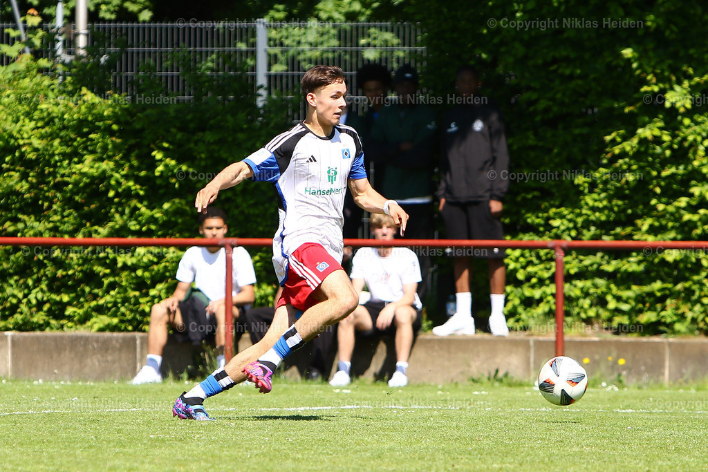 NH_HamburgerSVU19_FCStPauliU19_U19Bundesliga_11052024 | #11 Otto Emerson Stange (Hamburger SV U19)

Fußball I Junioren I A-Junioren Bundesliga Nord/Nordost I Saison 2023-2024 I 26. Spieltag I Hamburger SV U19 - FC St. Pauli U19 I 11.05.2024 I Sportpark Eimsbüttel