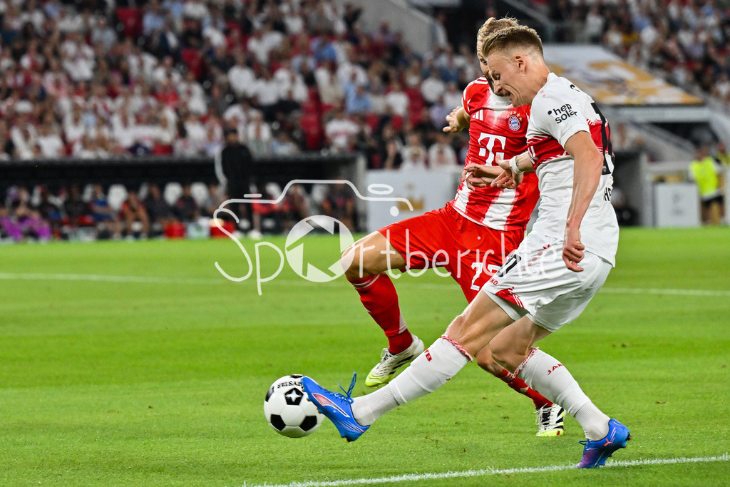 VfB Stuttgart - FC Bayern München | im Duell Konrad LAIMER (FC Bayern Muenchen 27) und Chris FÜHRICH (VfB Stuttgart 10) / Zweikampf / Franz-Beckenbauer Supercup: VfB Stuttgart - FC Bayern München; MHP Arena am 16.08.2025