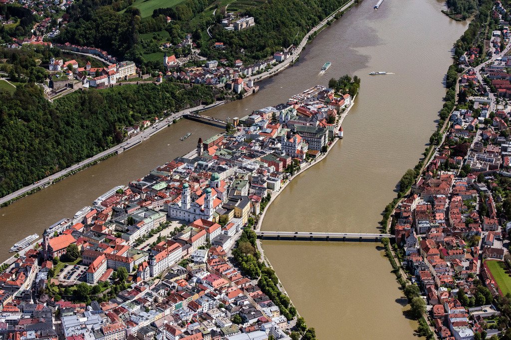 dr__0012572.jpg | PASSAU 11.05.2017 Die kreisfreie Universitätsstadt Passau im Bundesland Bayern. Aufgrund des Zusammenflusses der Flüsse Ilz, Inn und Donau, wird Passau auch "Dreiflüssestadt" genannt. // The university town of Passau in the state of Bavaria. Because of the junction of the rivers Ilz, Inn and Danube, Passau is also called "Three Rivers Town". Foto: Daniel Reiter