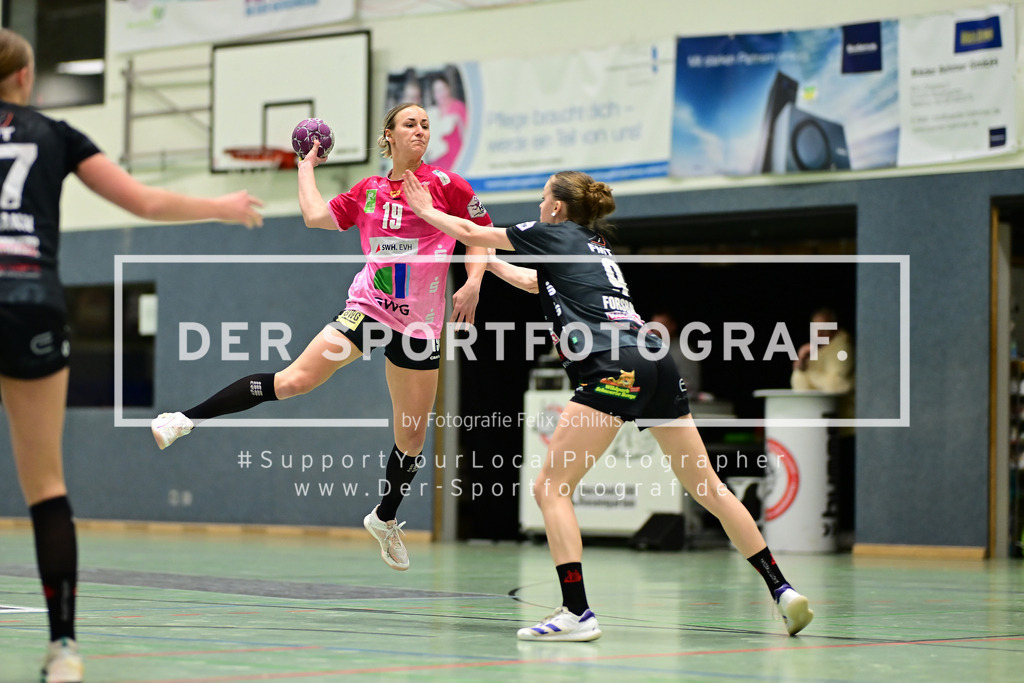 Handball I Frauen I Saison 2024-2025 I 2. HBF I 16. Spieltag I HL Buchholz 08-Rosengarten - SV Union Halle-Neustadt I 072407 | Lea Gruber (19, SV Union Halle-Neustadt) gegen Lene Marie Forsbach (9, HL Buchholz 08-Rosengarten) - Realisiert mit Pictrs.com