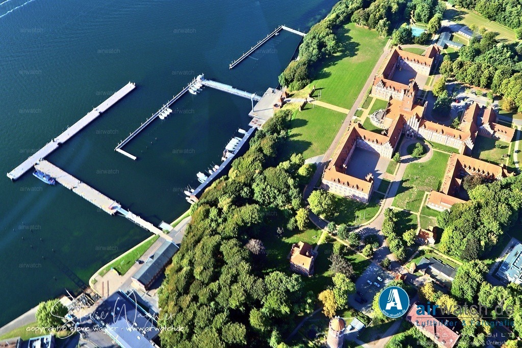 Luftbild Anflug Marineschule Muerwik - Die Schule liegt direkt am Nordufer der Flensburger Förde  | Die Marineschule Mürwik ist die zentrale Ausbildungsstätte der Deutschen Marine und befindet sich in Mürwik, einem Stadtteil von Flensburg. Sie wird oft als „Flensburg-Mürwik“ oder scherzhaft als „Mürwiktown“ bezeichnet. Die Schule liegt direkt am Nordufer der Flensburger Förde und ist in einem markanten roten Backsteingebäude untergebracht, das an eine Festung erinnert – daher auch die Bezeichnung „Rote Schule“.
