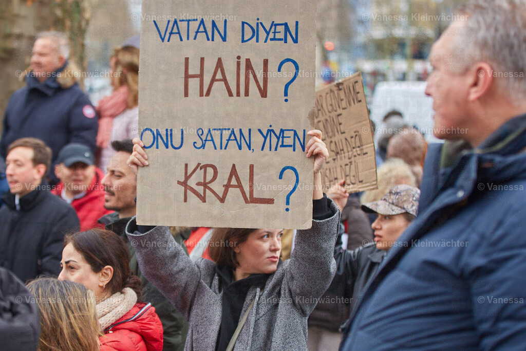 Wir sind alle Ekrem Imamoglu, Breitscheidplatz 30.03.2025 | Mehrere hundert Menschen demonstrieren am 30.03.2025 auf dem Berliner Breitscheidplatz für die Freilassung von Ekrem İmamoğlu sowie verhafteter Protestierender und für die Demokratie in der Türkei. Einige tragen Masken mit dem Gesicht des Istanbuler Bürgermeisters. - Realisiert mit Pictrs.com