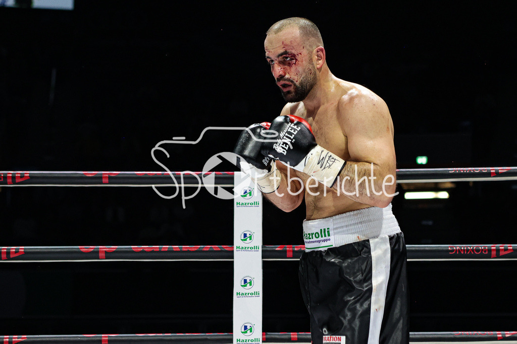 Profi - Box - Gala / Main Event | Shefat ISUFI (Schwarz Weisse Hose) im WBF Titelkampf in Aktion
