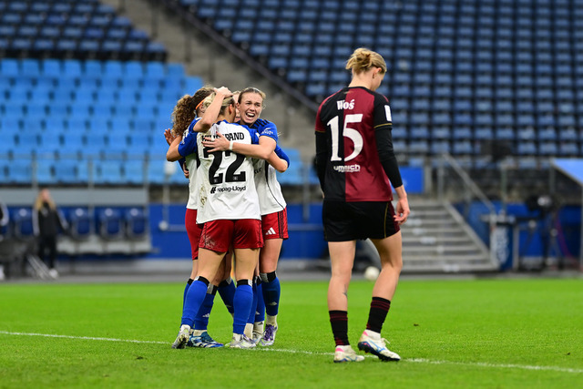 Fußball I Frauen I Saison 2025-2026 I Bundesliga I 10. Spieltag I Hamburger SV - 1. FC Nürnberg I 44730 | Jubel, Begeisterung, Enthusiasmus, Euphorie, Freude, Glücksgefühl, Heiterkeit bei: Hamburger SV Frauen, rechts: Schaut enttäuscht, betrübt, deprimiert, frustriert, geknickt, gekränkt, niedergeschlagen, unzufrieden, ernüchtert, schlecht gelaunt: Oliwia Wos (15, 1. FC Nürnberg) - Realisiert mit Pictrs.com
