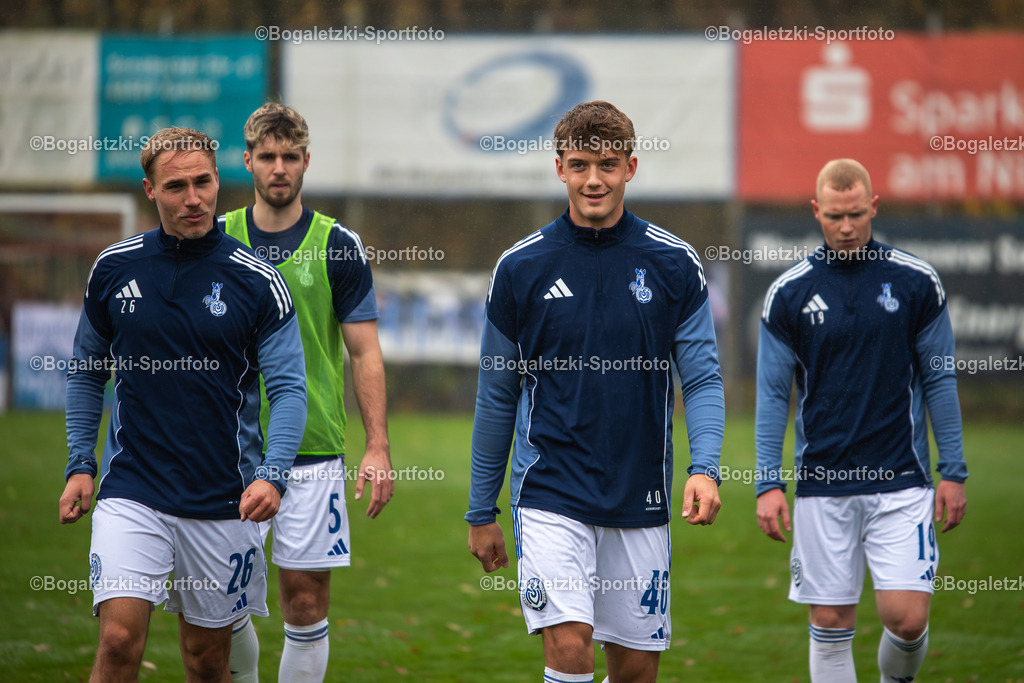 Fussball, Niederrheinpokal, SV Sonsbeck - MSV Duisburg, 16.11.2025, Willy-Lemkens-Sportpark | 16.11.2025, Fussball, Niederrheinpokal, SV Sonsbeck - MSV Duisburg: v.l.n.r.: Florian Krüger #26, Tobias Fleckstein #5, Ben Schlicke #40), Leon Müller #19 - Realisiert mit Pictrs.com