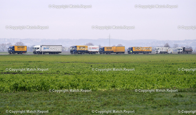 ULM | Tuebingen  30.11.2018LKW Brand auf der L 371 zwischen Tuebingen - Hirschau und Rottenburg - Wurmlingen:Vollsperrung, Rueckstau weiteren LKW s Richtung Wurmlingen FOTO: ULMER PressebildagenturxxNOxMODELxRELEASExx