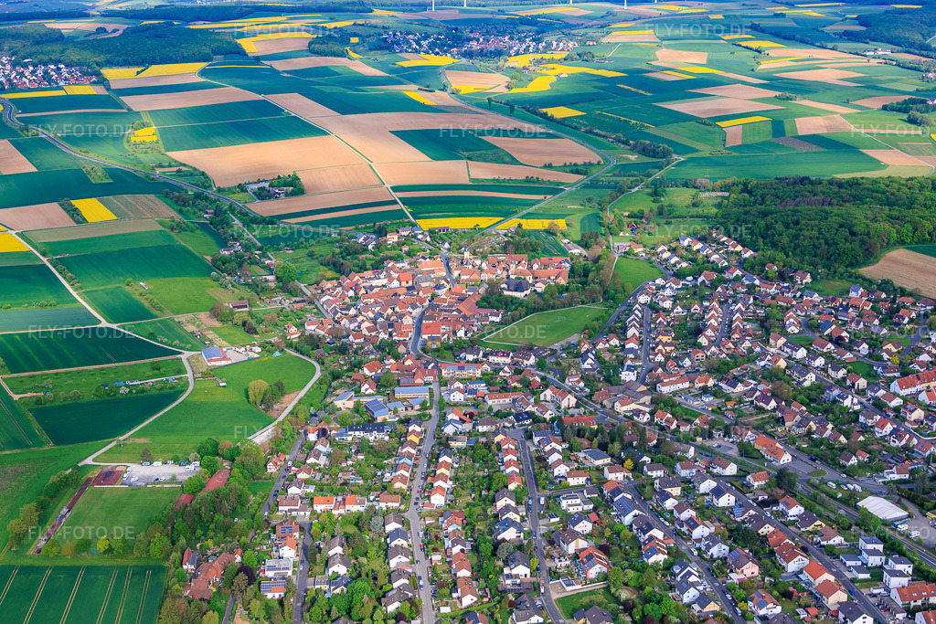 Luftbild: Ortsansicht von Südosten in Euerbach im Bundesland Bayern in Deutschland. – Foto: IMG_155550.jpg vom 03.05.2026 durch Werner Riehm/FLY-FOTO.de – Auflösung des Originals: 6000 x 4000 px