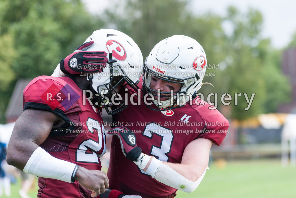 American Football, Saison 2022, Regionalliga Nord, Hamburg Blue Devils - Hamburg Pioneers, Dr.-Hermann-Schnell-Sportplatz (Hamburg), 13.08.2022, 8. Gameweek | Emmanuel Kwakye (#26, Pioneers, DB) wird von Pascal Dau (#3, Pioneers, DB) aufgemuntert