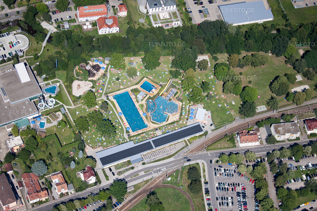 Luftbild: Badegäste auf den Liegewiesen am Schwimmbecken des Freibades Albgau Freibad in Ettlingen im Bundesland Baden-Württemberg in Deutschland. Foto: IMG_42056.jpg vom 27.06.2011 durch Werner Riehm/FLY-FOTO.de