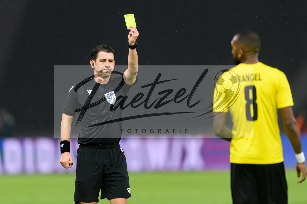 FCUKUO20210826_178 | Fussball, Herren: Schiedsrichter Halil Umut Meler zeigt Rangel (Kuopion PS) die gelbe Karte beim Spiel der UEFA Conference League zwischen 1. FC Union Berlin und Kuopion PS im Olympiastadion am 26.08.2021 in Berlin, Deutschland. - Realisiert mit Pictrs.com