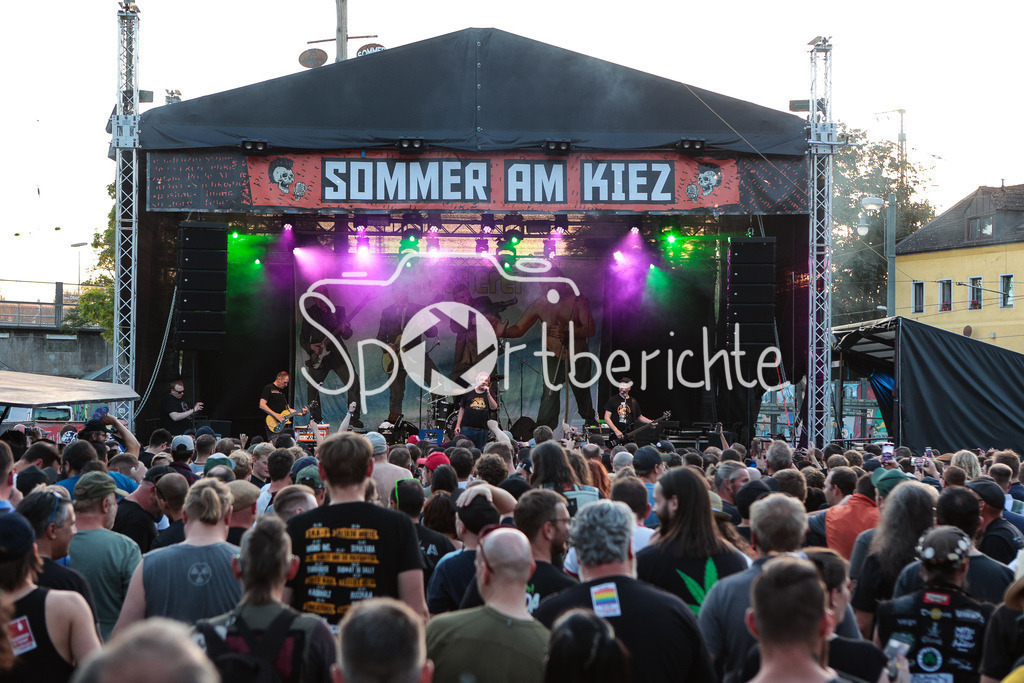 Sommer am Kiez | Die Kassierer spielen auf dem Augsburger Festival "Sommer am Kiez" und geben ihre Punkmusik zum Besten / Buehnenbild / Buehne