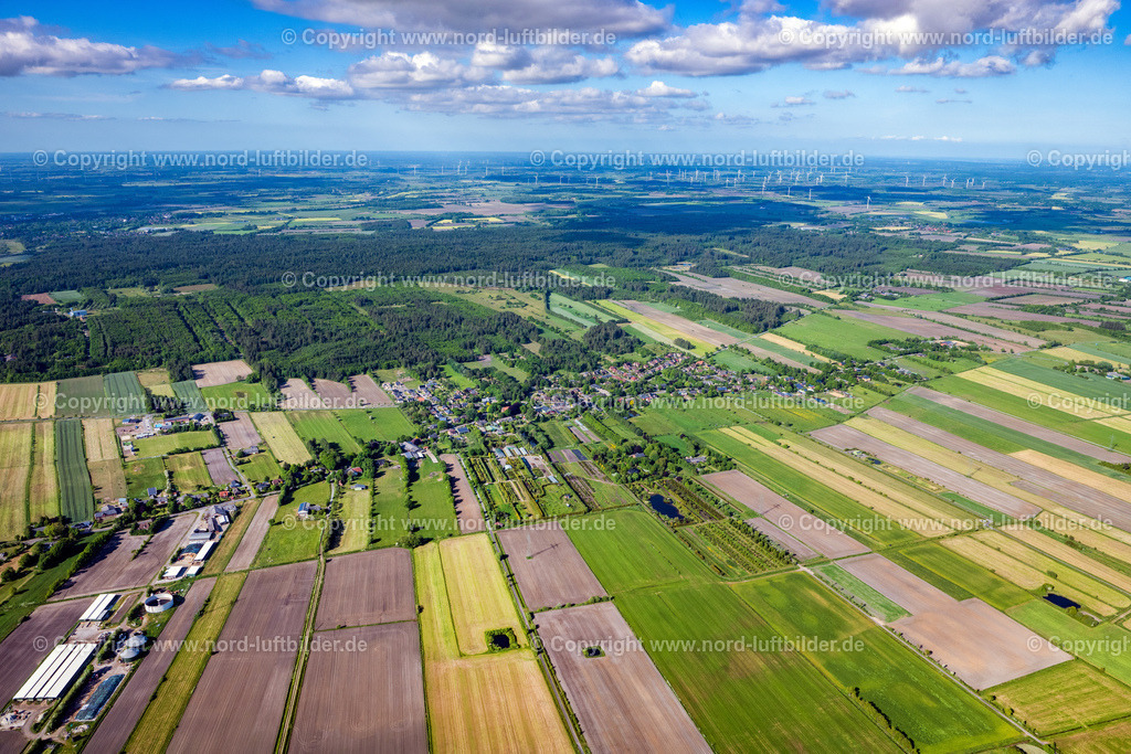 Enge Sande_ELS_0503300523 | ENGE-SANDE 30.05.2023 Landwirtschaftliche Nutzflächen und Feldgrenzen umsäumen das Siedlungsgebiet des Dorfes an der Dorfstraße in Enge-Sande im Bundesland Schleswig-Holstein, Deutschland. // Agricultural land and field boundaries surround the settlement area of the village on street Dorfstrasse in Enge-Sande in the state Schleswig-Holstein, Germany. Foto: Martin Elsen