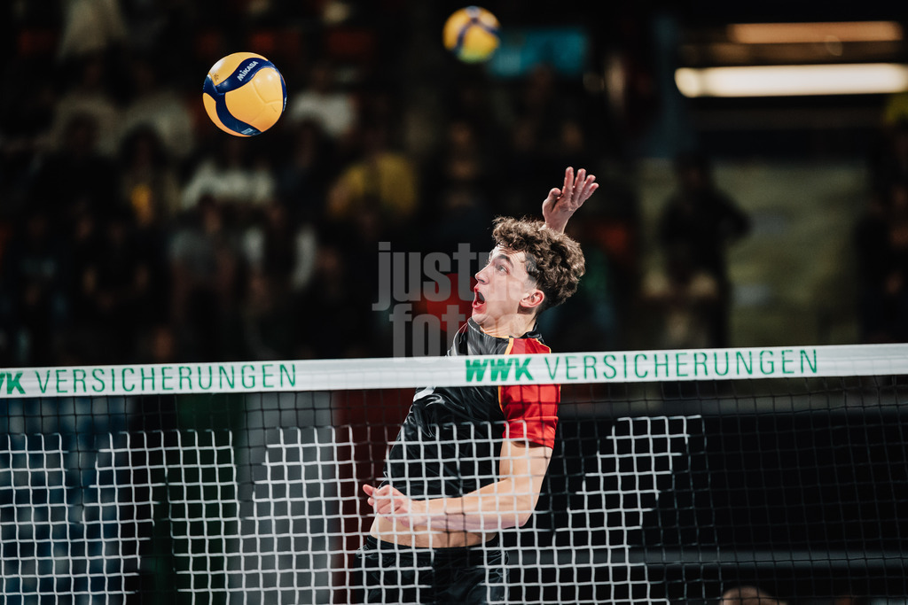 Volleyball | Männer | Testspiel | Deutschland vs. Italien | 26.05.2025 | Joscha Kunstmann (#7, Deutschland) beim Aufwärmen