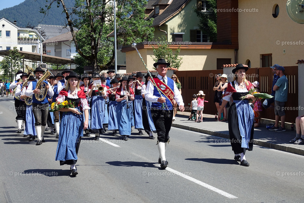 news-2022-Juli17-Musikumzug-Reutte-DSD03329-Ehenbichl | Info aus dem Bezirk Reutte/Ausserfern Tirol sowie eine umfangreiche Bilddatenbank über die gesamte Region: Lechtal, Talkessel Reutte, Tannheimertal, Zwischentoren. Lech, Plansee, Zugspitze, Grenztunnel, B179, Fernpassstraße, Verkehr, Lawinen, Tradition, - Realisiert mit Pictrs.com