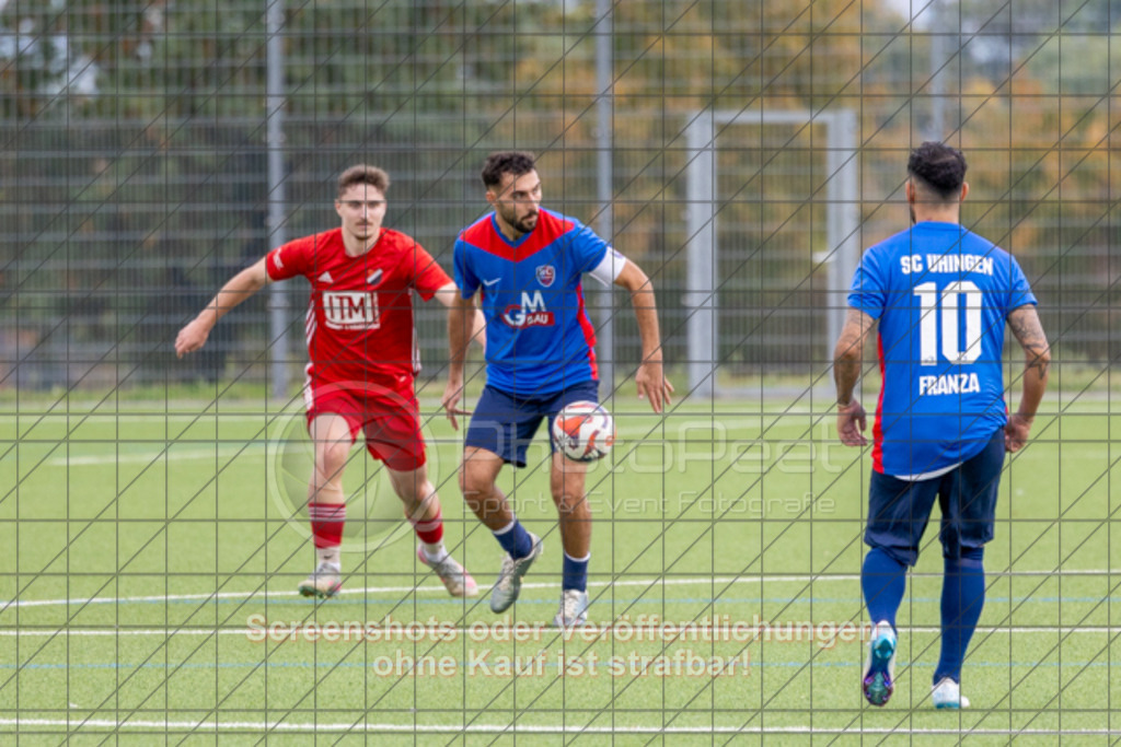 20251012_153314_0123 | #,SC Uhingen (blau) vs. FTSV Kuchen (rot), Fussball, Kreisliga A3 - Bezirk Neckar/Fils, 08. Spieltag, Saison 2025/2026, Kunstrasenplatz, Haldenberg Stadion, Panoramastraße,73066 Uhingen, 12.10.2025 - 15:00 Uhr,Foto: PhotoPeet-Sportfotografie/Peter Harich