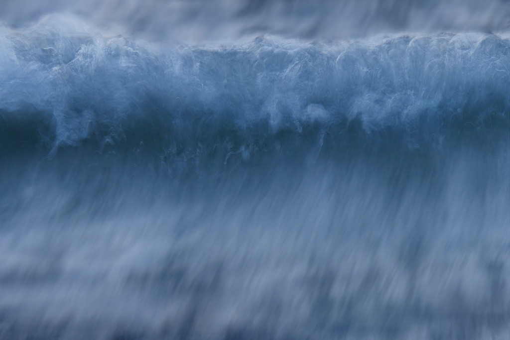 Kamm einer Brandungswelle nach Sonnenuntergang | Eine Brandungswelle der Ostsee türmt sich gleichförmig an der Küste auf (Langzeitbelichtung) - Realisiert mit Pictrs.com
