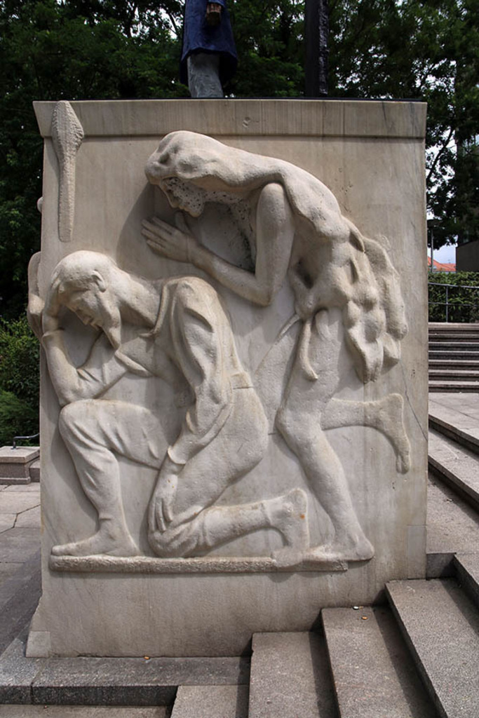 Foto: Leipzig - Richard Wagner Denkmal - Sockel mit Gralshüter Parsifal und Gralsbotin Kundry | Das Team hinter BILDLEXIKON LEIPZIG bündelt historische wie aktuelle Informationen über die Stadt Leipzig in Text und Bild auf einer Plattform und stellt diese der interessierten Öffentlichkeit zur Verfügung.