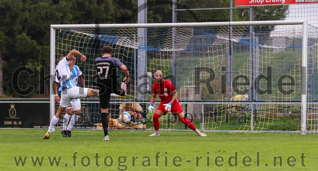 2023-08-05_115_FC_Langengeisling_gegen_SVN_Muenchen | Erding, Deutschland, 05.08.2023:
Fußball, Bezirksliga Oberbayern Ost 2023 / 2024, 2. Spieltag, FC Langengeisling gegen SVN München, Endergebnis: 1:3

Baran Sagiroglu (SVN München, #2), Maximilian Birnbeck (FC Langengeisling, #27), Torwart Niklas Leitermann (SVN München, #1)

Foto: Christian Riedel / fotografie-riedel.net