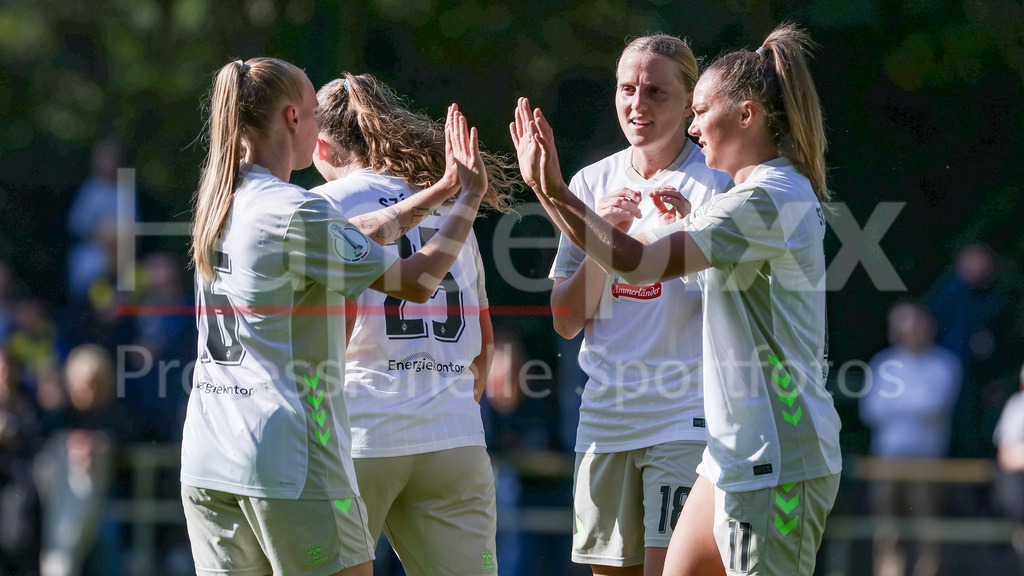 Fussball, DFB-Pokal Frauen, SC Victoria Hamburg - SV Werder Bremen | Spielerinnen des SV Werder Bremen mit Torjubel, Jubel, jubeln, jubelt, optimistisch, Spielszene, Highlight, Freude über das Tor zum 0:2, DIE DFB-RICHTLINIEN UNTERSAGEN JEGLICHE NUTZUNG VON FOTOS ALS SEQUENZBILDER UND/ODER VIDEOÄHNLICHE FOTOSTRECKEN. DFB REGULATIONS PROHIBIT ANY USE OF PHOTOGRAPHS AS IMAGE SEQUENCES AND/OR QUASI-VIDEO.