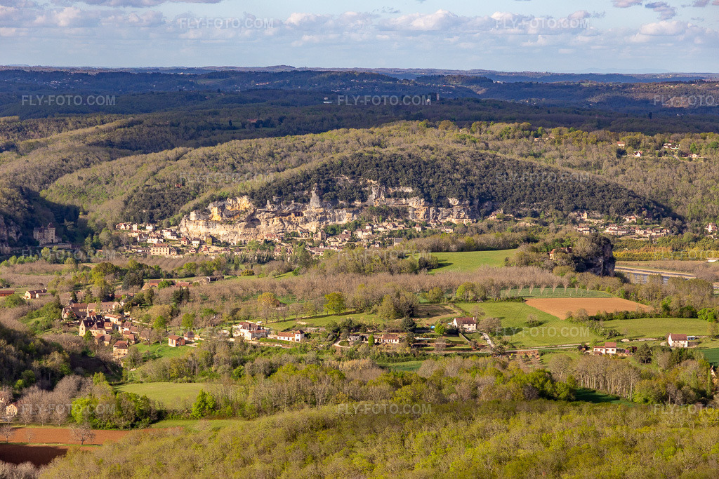 Aerial view: View of the town in La Roque-Gageac in the state Dordogne, France. – Photo: IMG_113467.jpg taken on 04/16/2019 by Werner Riehm/FLY-FOTO.com – Resolution of the original: 5472 x 3648 px