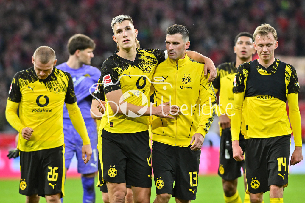 FC Bayern München - Borussia Dortmund | MUNICH, GERMANY - Julian RYERSON (Borussia Dortmund 26), Nico SCHLOTTERBECK (Borussia Dortmund 4), Pascal GROSS (Borussia Dortmund 13) und Maximilian BEIER (Borussia Dortmund 14) after the bundesliga match between FC Bayern Munich vs. Borussia Dortmund on matchday 7 at Allianz Arena on October 18, 2025 in Munich, Germany / DFL REGULATIONS PROHIBIT ANY USE OF PHOTOGRAPHS AS IMAGE SEQUENCES AND/OR QUASI-VIDEO