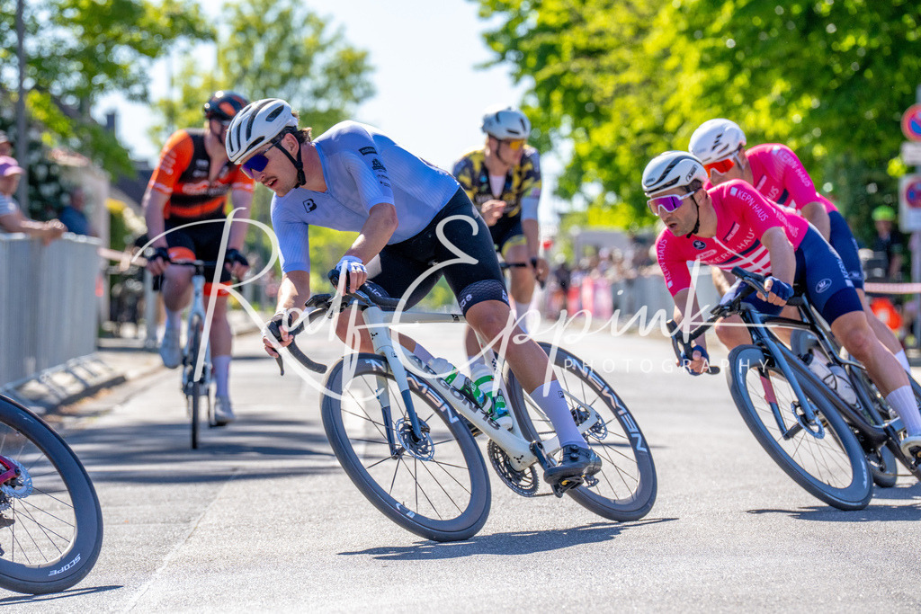 Spurt in den Mai 2026 - Großer Preis der Sparkasse Neuss | Annual one-day road cycling race "Großer Preis der Sparkasse Neuss" held in Büttgen, Germany, organized by VfR Büttgen 1912 e.V. The event features multiple races across all age categories from U11 youth to Elite men. - Realisiert mit Pictrs.com