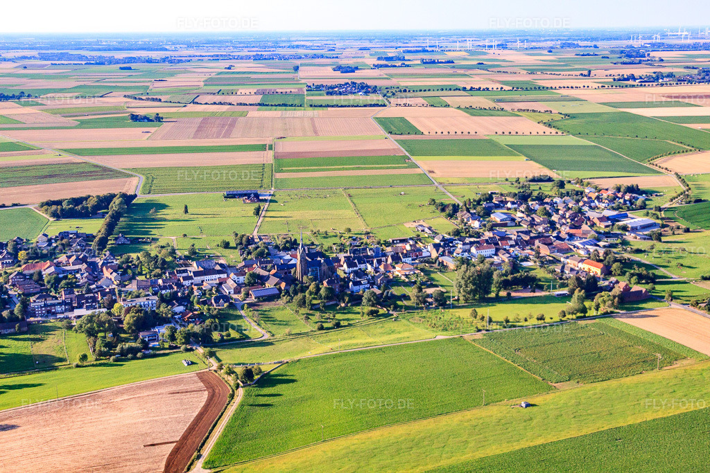 Luftbild: Ortsansicht von Süden im Ortsteil Müntz in Titz im Bundesland Nordrhein-Westfalen in Deutschland. Foto: IMG_44682.jpg vom 20.08.2011 durch Werner Riehm/FLY-FOTO.deAuflösung des Originals: 4752 x 3168 px